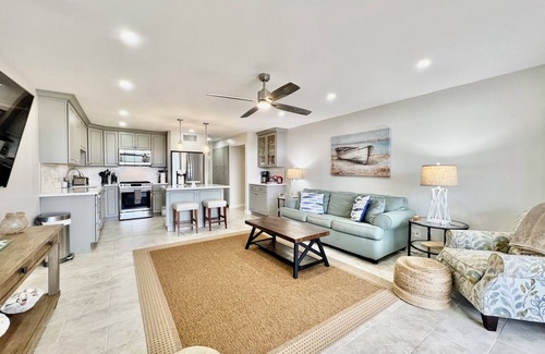 Red Hook Condominio | STEPS TO SAND! Sapphire Beach bliss: Renovated 2 bed 2.5 bath at Crystal Cove