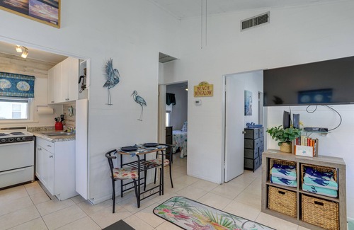Indian Rocks Beach Cabaña | Steps to Seawall: Cozy Indian Rocks Beach Cottage