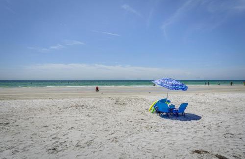 Indian Rocks Beach Casa | Steps to Seawall Cozy Indian Rocks Beach Cottage