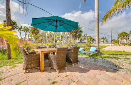 Mid Island Apartamento | Steps to Shore Cozy Condo in Fort Myers Beach!