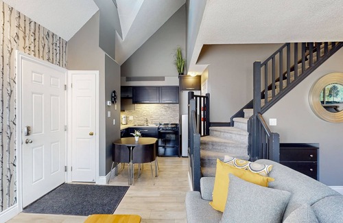 Craigleith Casa | Ski-in/out condo with fireplace & deck + seasonal pool access, hot tub, & tennis