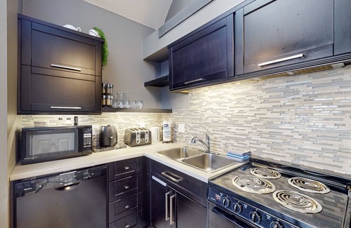 Craigleith Casa | Ski-in/out condo with fireplace & deck + seasonal pool access, hot tub, & tennis