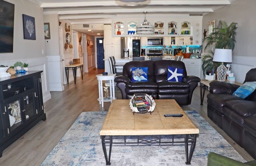 New Smyrna Beach Condominio | Pasos a la cubierta de la piscina sur, la piscina y el océano desde esta planta baja, tres dormitorios, tres baños para 8 personas.