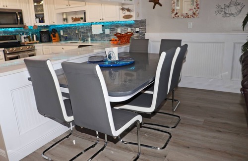 New Smyrna Beach Condominio | Pasos a la cubierta de la piscina sur, la piscina y el océano desde esta planta baja, tres dormitorios, tres baños para 8 personas.
