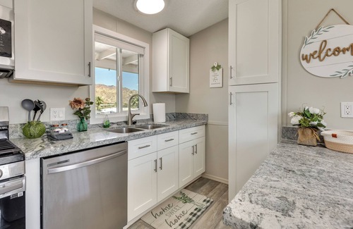 Holiday Shores Casa | Steps to Sparkling Water: Bullhead City Getaway