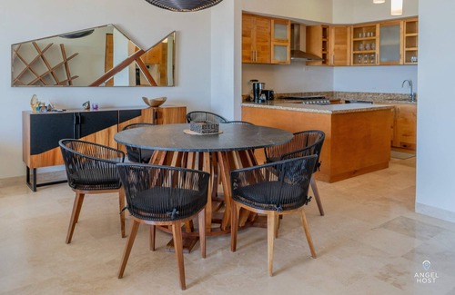 La Paz Condominio | Steps to Tennis and the Beach, Shared Pool and Gym