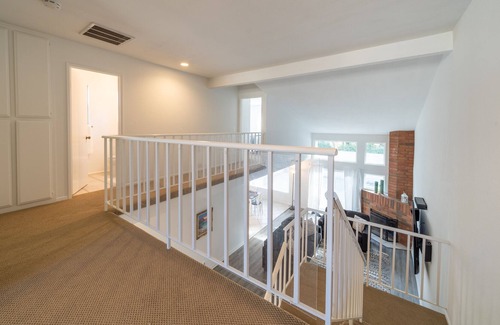 Huntington Beach Casa | Steps to the beach, shops and restaurants, bikes, AC, shared pool/ spa.
