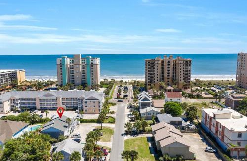 Jacksonville Beach Casa | Steps to the Beach from this Salt Air Home