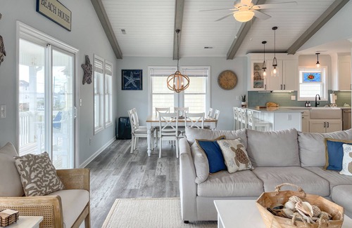 Surf City Casa | Steps to the Beach and Downtown Surf City + Charter Discount!