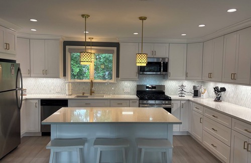Buzzards Bay Casa | Steps to the Beach ! Charming 3-4-bedroom updated home in desirable Gray Gables!