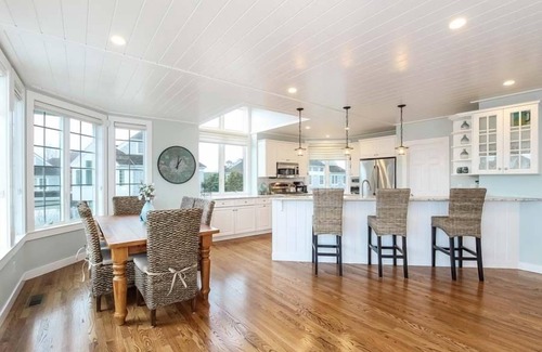 Mashpee Casa | Steps to the beach from in a seaside gated community rental home. RPMS030