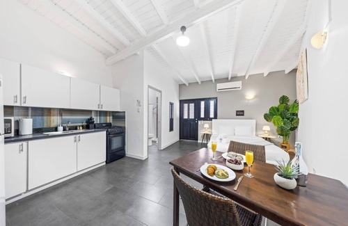 Esmeralda Apartamento | Steps to the Beach | Stylish Equipped Getaway | Perfect For Two.