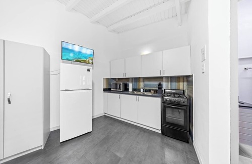 Esmeralda Apartamento | Steps to the Beach | Stylish Equipped Getaway | Perfect For Two.