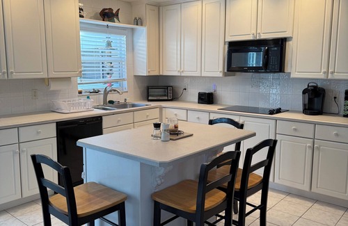 Ormond Shores Estates Casa | Steps to the beach & close to International speedway, Daytona & Flagler beach,