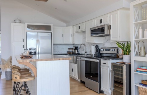 Pine Orchard Casa | Steps to the water: 2-bedroom house in beautiful Branford with all the amenities