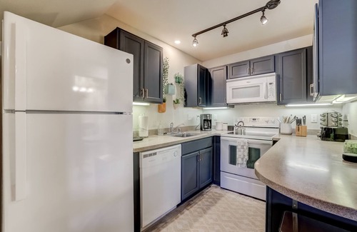 Tahoe Village Condominio | Steps to trails & Stagecoach lift. Minutes to the Lake & Heavenly Village.