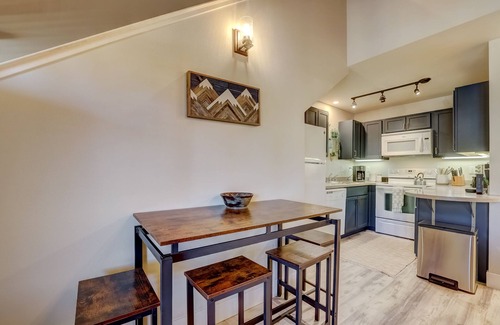 Tahoe Village Condominio | Steps to trails & Stagecoach lift. Minutes to the Lake & Heavenly Village.