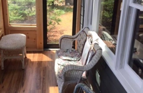 Damariscotta Cabaña | Pasos para sus 100 pies privados frente al lago - $ 800 / semana