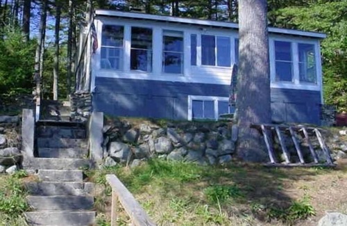 Damariscotta Cabaña | Pasos para sus 100 pies privados frente al lago - $ 800 / semana