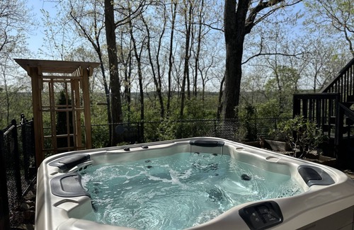 Bardstown Casa | Still Hill Bourbon Trail Home on 5 acres with a hot tub and fire pit