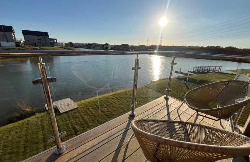 Holworth Casa | Still Waters - Luxury Lakeside Retreat with Hot Tub