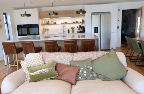 Holworth Casa | Still Waters - Luxury Lakeside Retreat with Hot Tub