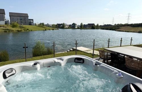 Holworth Casa | Still Waters - Luxury Lakeside Retreat with Hot Tub
