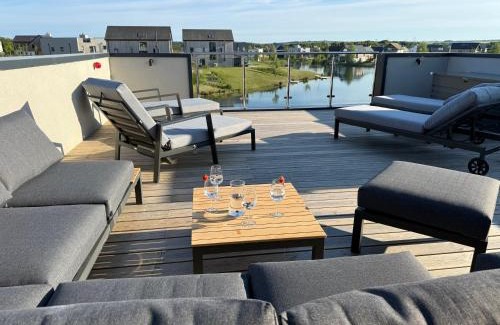 Holworth Casa | Still Waters - Luxury Lakeside Retreat with Hot Tub