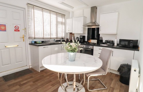 Blandford Saint Mary Cabaña | STILLNESS, pet friendly, with hot tub in Blandford Forum
