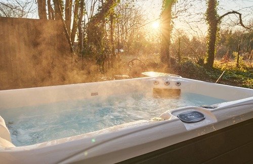 Blandford Saint Mary Cabaña | STILLNESS - SLEEPS 2 | HOT TUB | BBQ | PETS ALLOWED | WI-FI | SECLUDED PATIO