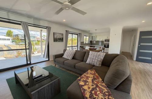 Broadbeach Waters Casa | Stillwater Getaway - Waterfront House with Pontoon