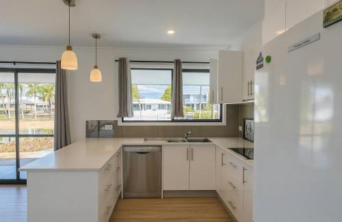 Broadbeach Waters Casa | Stillwater Getaway - Waterfront House with Pontoon