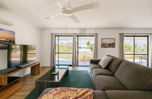 Broadbeach Waters Casa | Stillwater Getaway - Waterfront House with Pontoon
