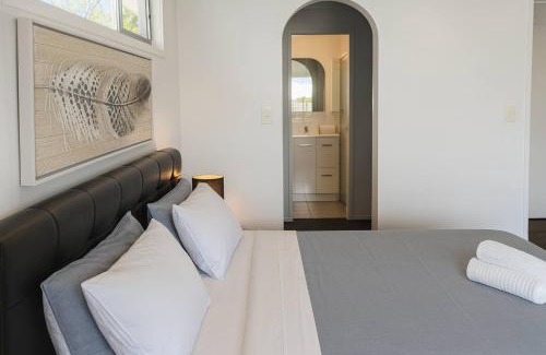 Broadbeach Waters Casa | Stillwater Getaway - Waterfront House with Pontoon