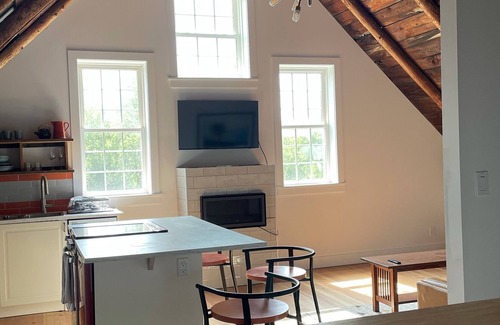 Prince Edward Casa | Stillwood Loft: rustic/modern barn apartment