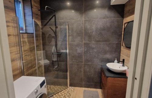 Motala Apartamento | Stilren svit lägenhet med trädäck och laddstation