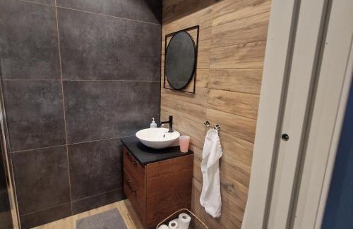 Motala Apartamento | Stilren svit lägenhet med trädäck och laddstation