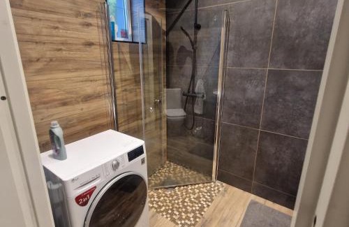 Motala Apartamento | Stilren svit lägenhet med trädäck och laddstation