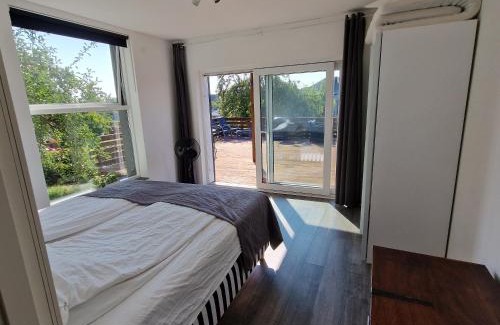Motala Apartamento | Stilren svit lägenhet med trädäck och laddstation