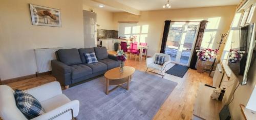Newtongrange Casa | Stobhill 2 Bedroom House with sofa bed OR Stobhill 2 Bedroom Apartment - Gorebridge