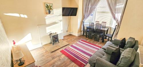 Newtongrange Casa | Stobhill 2 Bedroom House with sofa bed OR Stobhill 2 Bedroom Apartment - Gorebridge