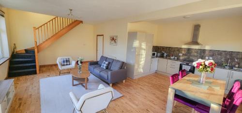 Newtongrange Casa | Stobhill 2 Bedroom House with sofa bed OR Stobhill 2 Bedroom Apartment - Gorebridge