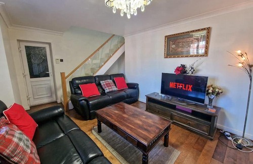 Offerton Casa | Stockport 6 Bed Home by City SuperHost