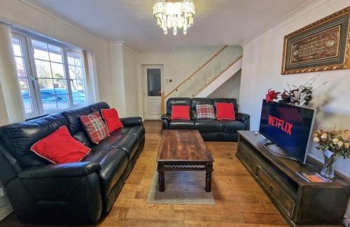 Offerton Casa | Stockport 6 Bed Home by City SuperHost