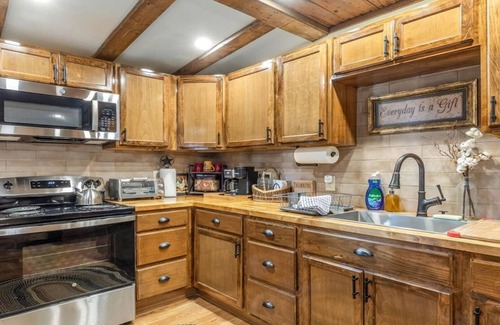 Fort Worth Casa | Stockyards Cowboy Lodge - 1/8 mi to Stockyards-Sleeps 10 to 21 !—TCU nearby