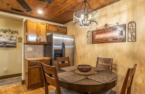 Fort Worth Casa | Stockyards Cowboy Lodge - 1/8 mi to Stockyards-Sleeps 10 to 21 !—TCU nearby