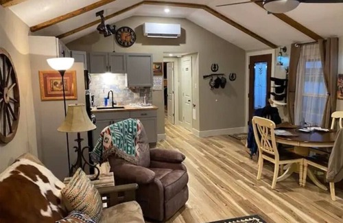 Fort Worth Cabina | Stockyards-Walk 1 Block to StockYards-Cowboy Cabin, TCU close by