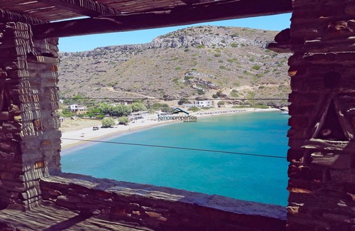 Kea Villa | Villa frente al mar construida en piedra con acceso directo a la playa de arena de Spathi,