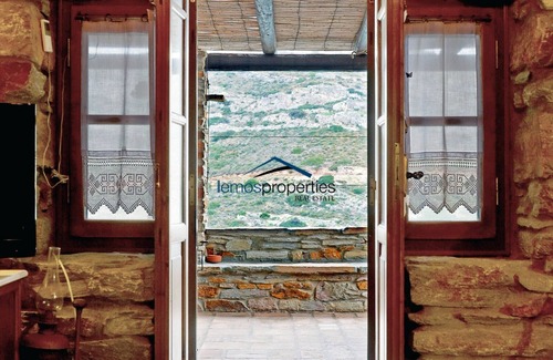 Kea Villa | Villa frente al mar construida en piedra con acceso directo a la playa de arena de Spathi,