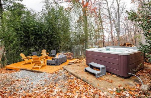 Kabletown Casa | Stone Cabin on Valley View - Firepit & Hot Tub